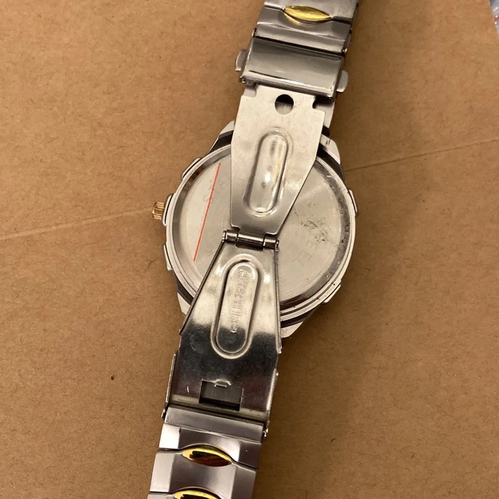 Men’s EUC stainless back WRISTWATCH with NEW Batery; Metal Band ,Easy-open Catch